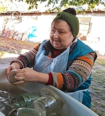 Як подружжя пенсіонерів з Дебальцевого волонтерить на Волині