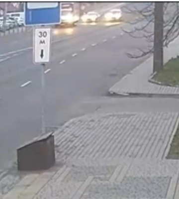 У Луцьку BMW, з'їжджаючи з мосту, влетіла у бус. Відео