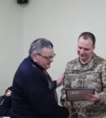 Сирський нагородив «Срібним Хрестом» поліцейського з Волині