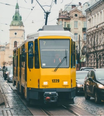 Під берлінські трамваї у Львові переобладнують зупинку