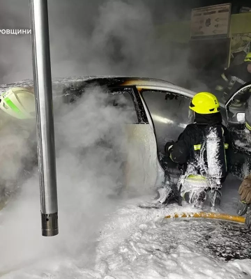 У Дніпрі на СТО загорівся автомобіль Кia: постраждав працівник автосервісу