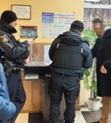 На Київщині чоловік намагався пронести на судове засідання наркотичну речовину, фото