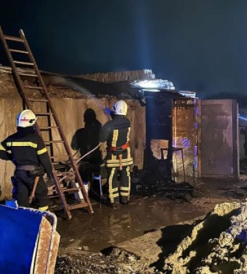 На Закарпатті рятувальники за 20 хвилин ліквідували нічну пожежу