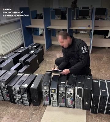 Через мережу колцентрів у Києві та Чернігові зграя аферистів вкрала в українців понад 100 млн гривень (фото, відео)