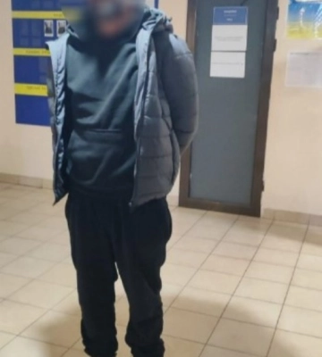 В Одесі патрульні затримали чоловіка, який намагався проникнути до чужого житла