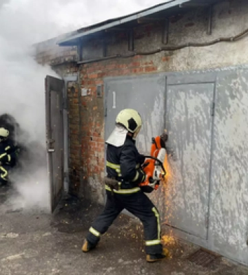 У Полтаві горів гараж: вогонь пошкодив стіни та стелю