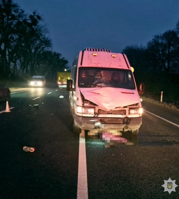 На Хмельниччині автофургон під кермуванням молодика тяжко травмував 36-річну жінку