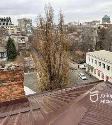 У Дніпрі триває заміна старих шиферних дахів на сучасні покрівлі