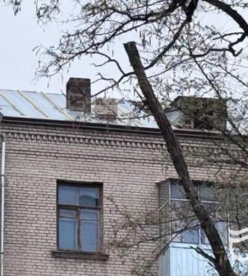 У Дніпрі триває заміна старих шиферних дахів на сучасні покрівлі