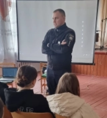 У ліцеї на Волині інспектор поліції провів бесіди зі школярами