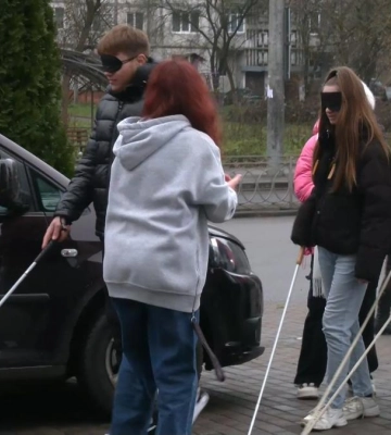 Не бачили та не могли ходити: У Рівному провели соціальний експеримент (ВІДЕО)