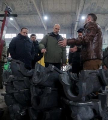 Шмигаль на Харківщині побував на підприємстві, що виготовляє інноваційне екіпірування для саперів