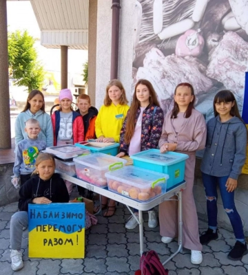 На Волині школярі-волонтери вторгували на пончиках майже 800 тисяч гривень і передали їх на потреби військових