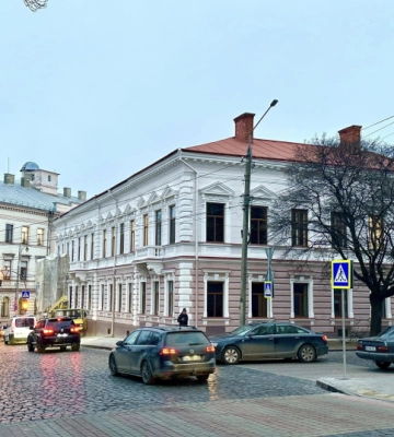 У центрі Чернівців завершують оновлення фасадів історичних будівель