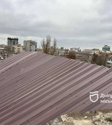 У Дніпрі триває заміна старих шиферних дахів на сучасні покрівлі