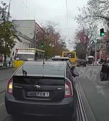 В Одессе водитель &quot;протащил&quot; на дверях авто сотрудника ТЦК: он в больнице