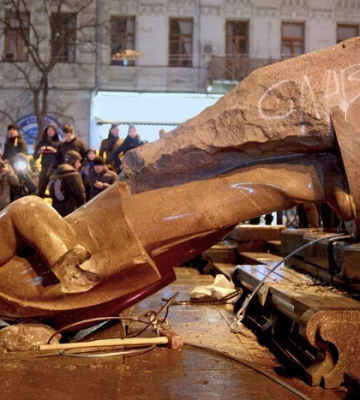 Соратник Тягнибока розказав, який відомий політик був проти повалення Леніна у Києві Соратник Тягнибока розказав, який відомий політик був проти повалення Леніна у Києві
