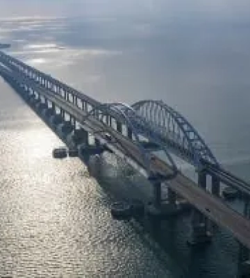 Окупанти перекрили Кримський міст, у Керчі пролунали вибухи