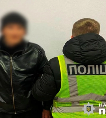 У Києві поліцейські затримали рецидивіста за підозрою у серійних квартирних крадіжках. ФОТО