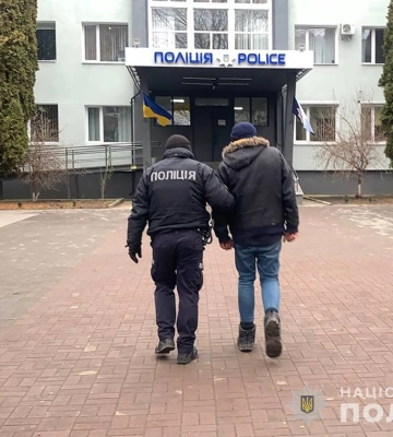 У Житомирі поліцейські затримали злодюгу, який пограбував крамницю з несправжнім пістолетом. ФОТО