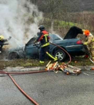На околиці Берегова на ходу спалахнув легковий автомобіль ГАЗ-3110