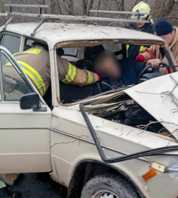 ДТП на Вінниччині: літнього водія бійці ДСНС дістали з машини ще живим, але невдовзі він помер