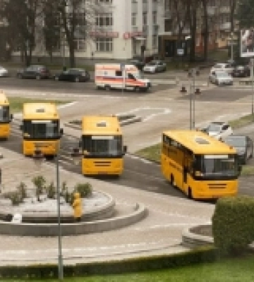 Нові шкільні автобуси отримали шість громад Рівненщини