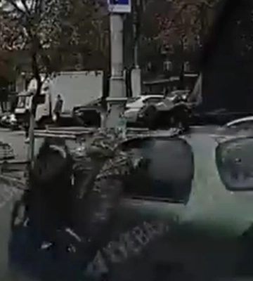 В Одессе водитель «покатал» сотрудника ТЦК на двери авто