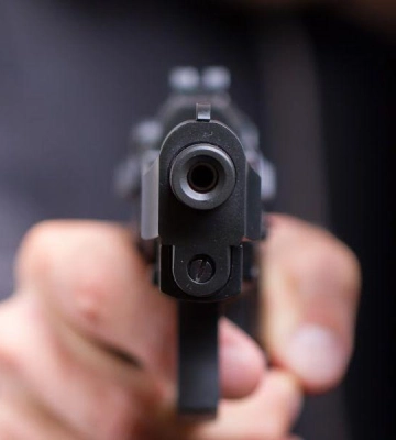 Викинув пістолет і втік: у Рівному 18-річний молодик вистрелив в око своєму однолітку