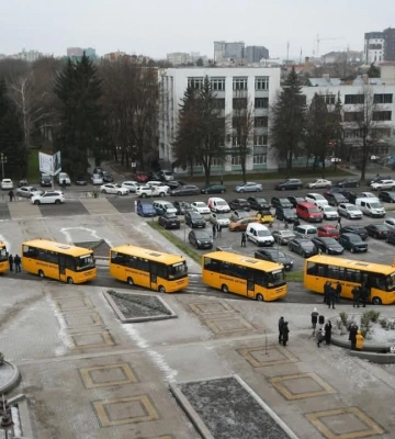 Нові шкільні автобуси отримали шість громад Рівненщини