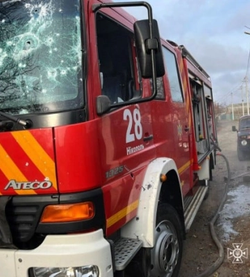 Рятувальники потрапили під повторний обстріл у Нікополі — пошкоджено техніку