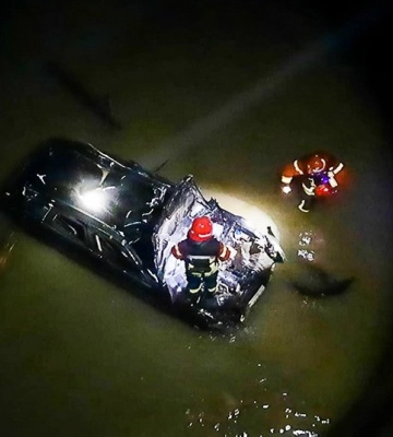 У селі на Буковині водія непритомним деблокували з авто, яке впало у річку