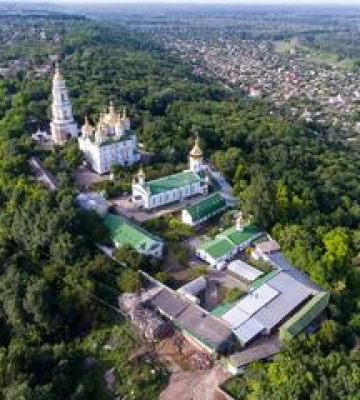 Аварійний серпантин у Полтаві: руйнується Хрестовоздвиженський монастир