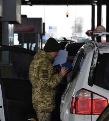 На Буковині семеро прикордонників за гроші допомагали незаконно перетнути кордон