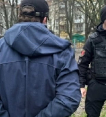 В Одесі спецпризначенці затримали чоловіка, який у житловому кварталі тримав в руках приведену в дію гранату