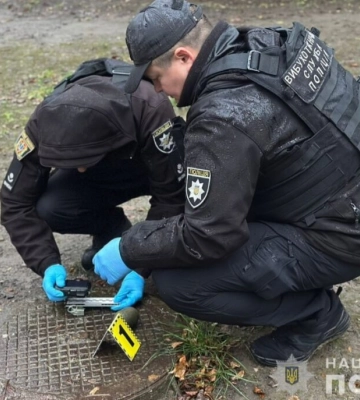 В Одесі спецпризначенці затримали чоловіка, який у житловому кварталі тримав в руках приведену в дію гранату