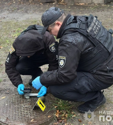 В Одесі спецпризначенці затримали чоловіка, який у житловому кварталі тримав в руках приведену в дію гранату