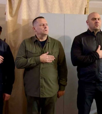 Мэр Днепра и ДнепрОВА лично поздравили военных с Днем ВСУ и вручили им награды