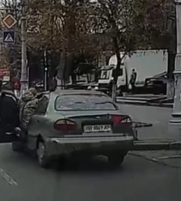 В Одессе водитель «покатал» сотрудника ТЦК на двери авто