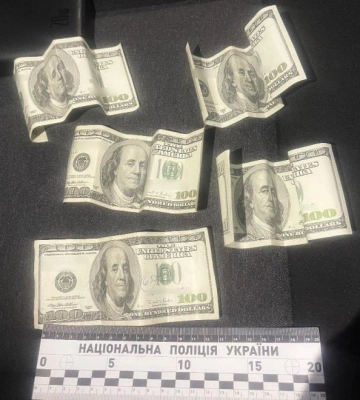 Порушення ПДР, незаконне перевезення бурштину та хабар: на Рівненщині викрили 2 зловмисників