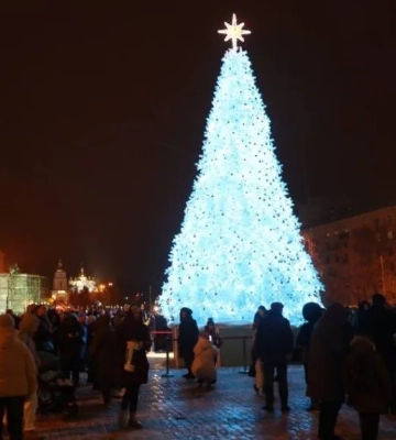 У Києві засяяла головна ялинка країни