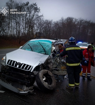 Зіткнення Toyota Land Cruiser та вантажівки MAN біля Львова. Водійку затиснуло металевими конструкціями