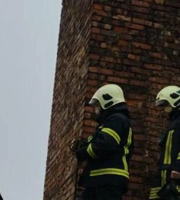 У Львові рятувальники зняли з даху жінку, що впала з висоти