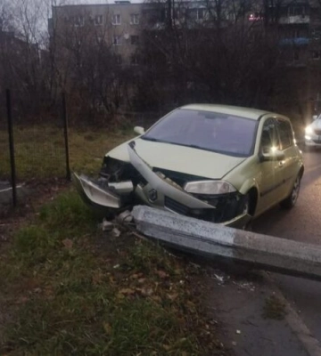 Водійка в'їхала в опору у Львові і перекрила обидві смуги руху
