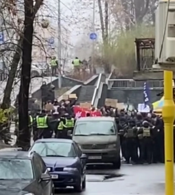 У Києві невідомі напали на місце проведення лекторію про ЛГБТ+: сталися сутички з правоохоронцями