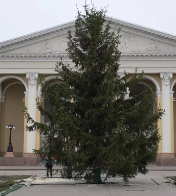 Встановлення новорічної ялинки та відкриття резиденції Миколая та Алеї Героїв — головне за тиждень