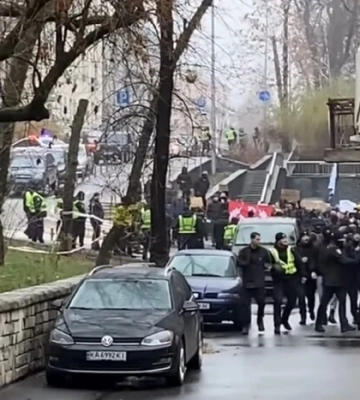 Нападали на правоохоронців і кидали димові гранати: у Києві невідомі зірвали захід &quot;КиївПрайд&quot;
