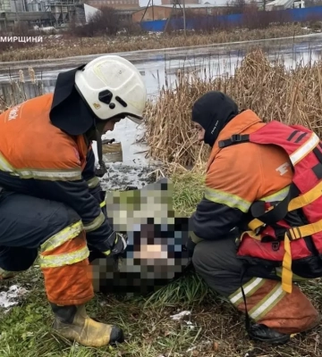 На Житомирщині рятувальники дістали із замерзлого ставка тіло людини, - ДСНС