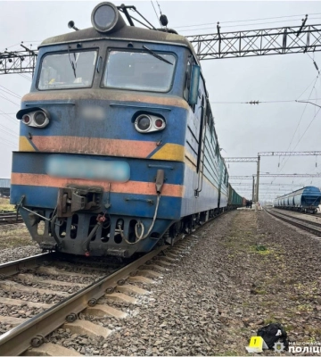 На Рівненщині під колесами вантажного потяга загинула пенсіонерка