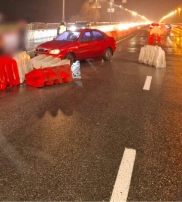 На мосту Патона в Києві аварія, рух ускладнено